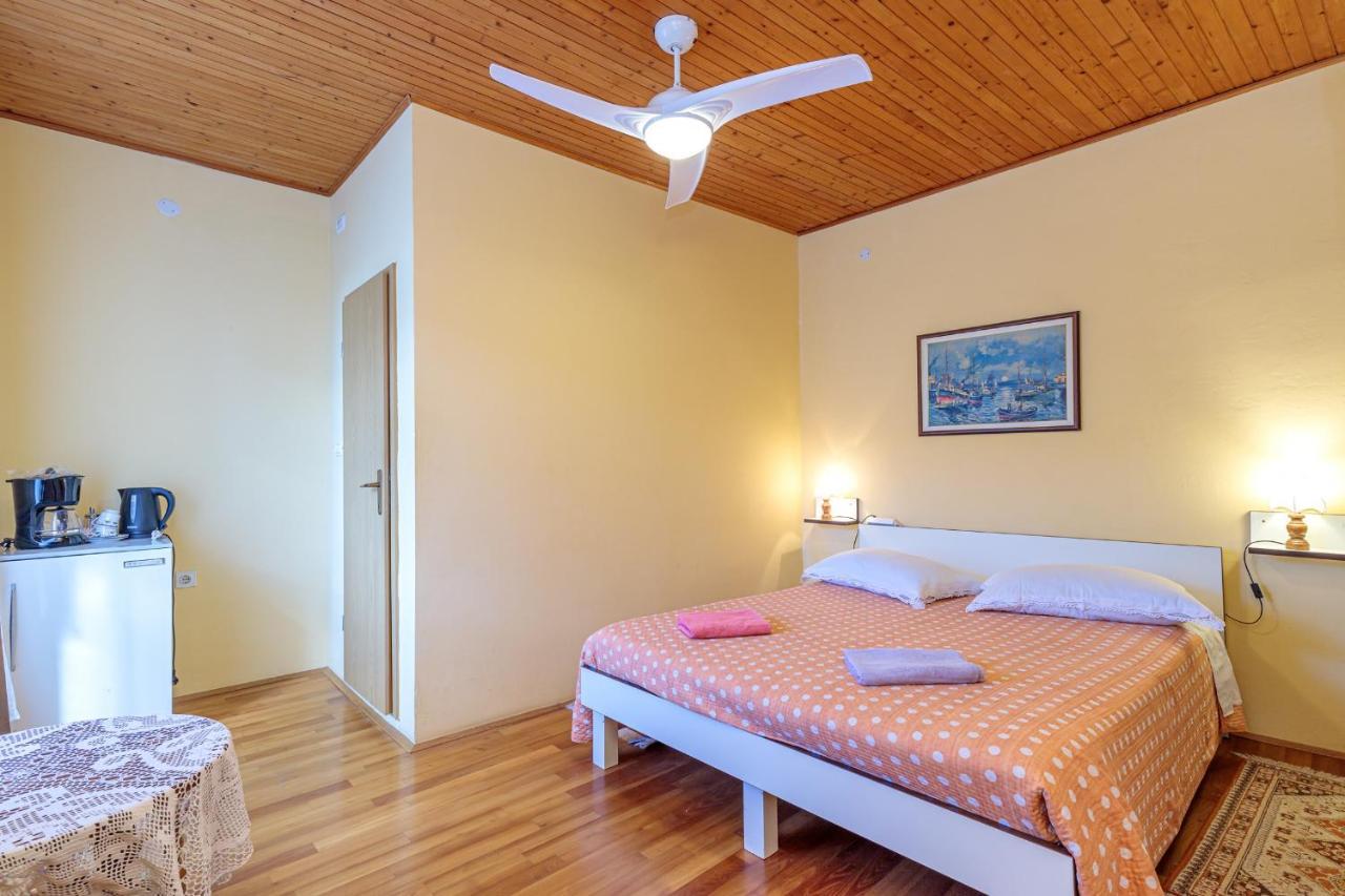 Rooms Nela Hum Exterior photo